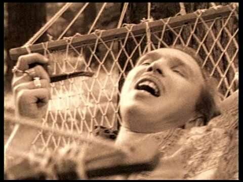 За окошком месяц май