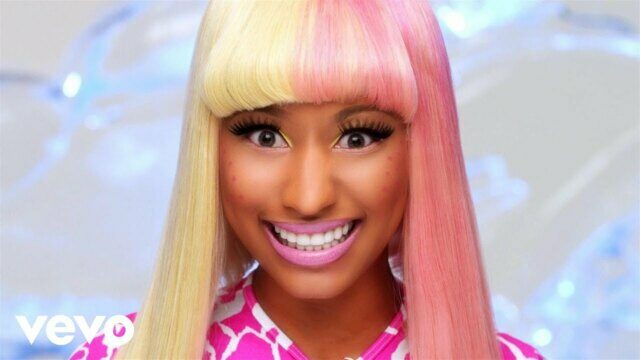 Превью клипа «Super Bass»