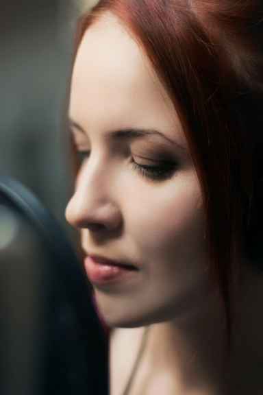 А по тёмным улицам гуляет дождь