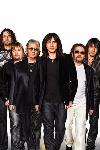 С высоких гор спускается туман