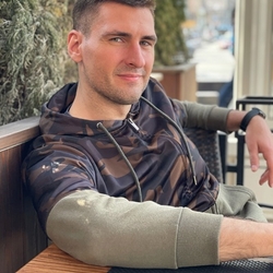 Илья Мирошниченко